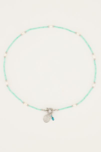 Blauwe kralen ketting met slotje en bedels