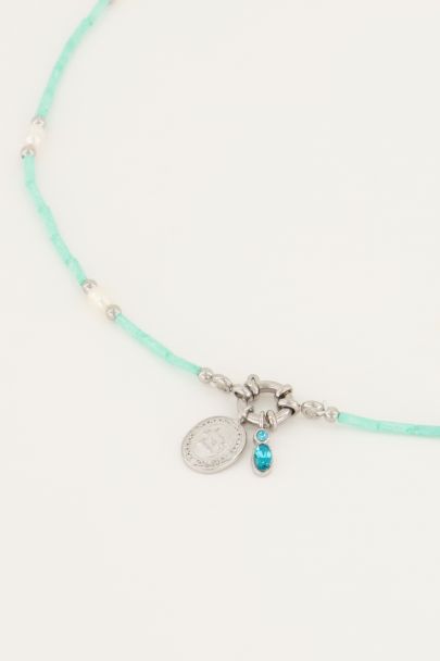 Halskette mit blauen Perlen mit Verschluss