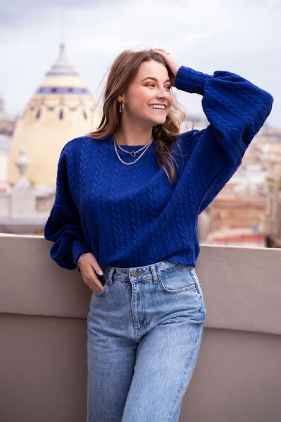 Blauer Pullover mit Zopfmuster