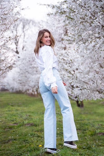 Blauwe wijdvallende gebleekte jeans