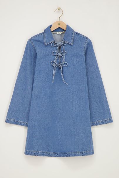 Blauwe denim jurk met flared mouwen en strikjes