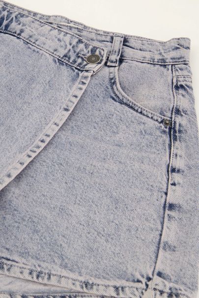 Blauer Denim-Hosenrock mit Überlappung, Knöpfen und pinkem Schimmer