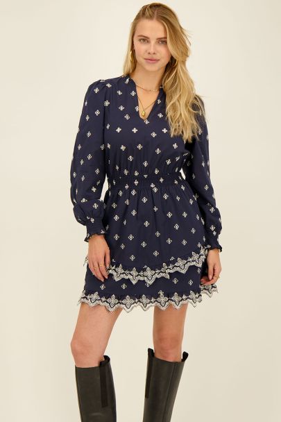 Robe bleu à broderies