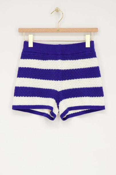 Short bleu en maille à rayures