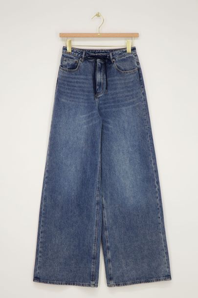 Blaue Jeans mit weitem Bein und Kordelzug