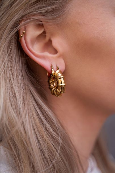 Large ribbed statement earrings