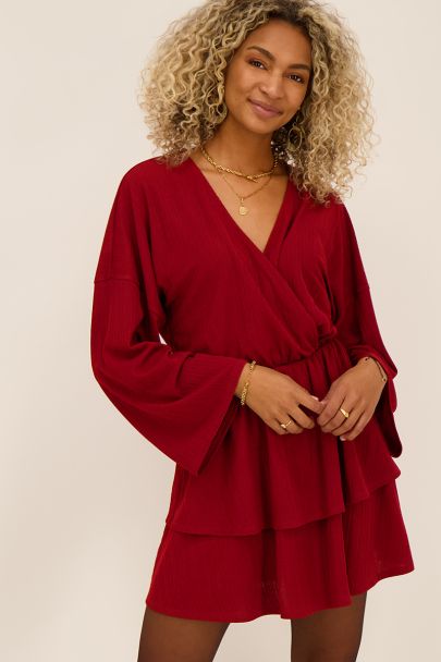 Donkerrode jurk met wijde mouwen