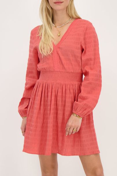 Robe rose corail avec col en V 