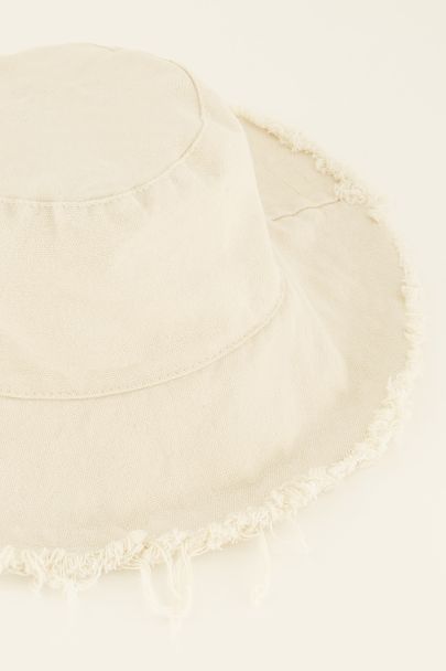 Crème bucket hat met gerafelde rand 