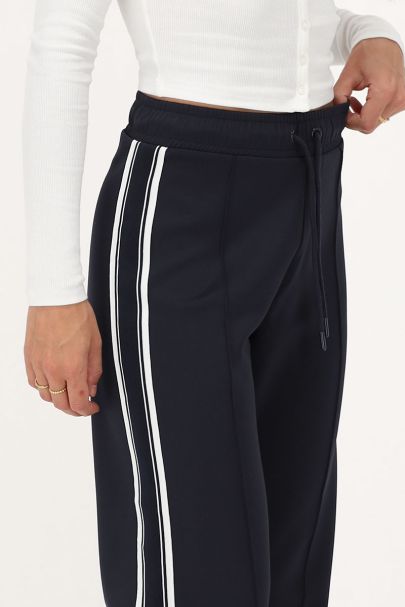 Dunkelblaue Hose mit weitem Bein 