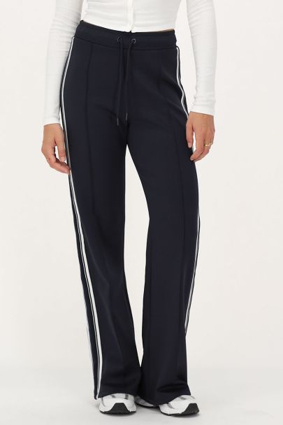 Dunkelblaue Hose mit weitem Bein 