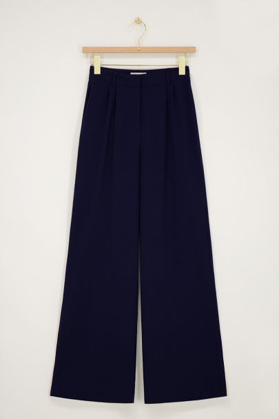 Dunkelblaue Hose mit weitem Bein