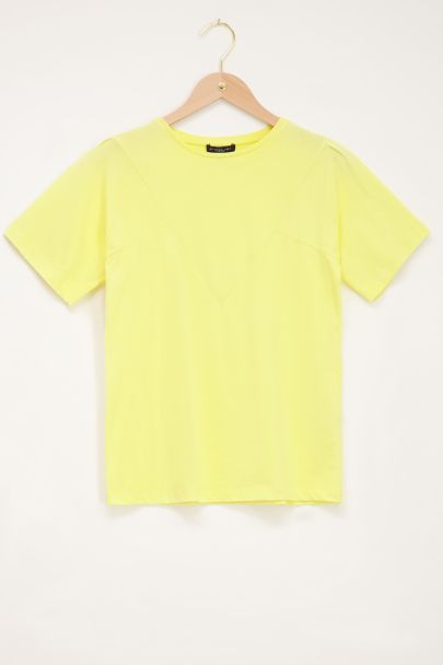 T-shirt jaune avec coupe en V