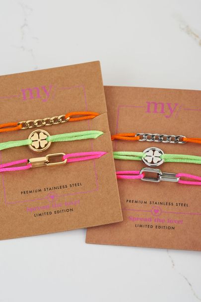 Ensemble de bracelets colorés avec charms