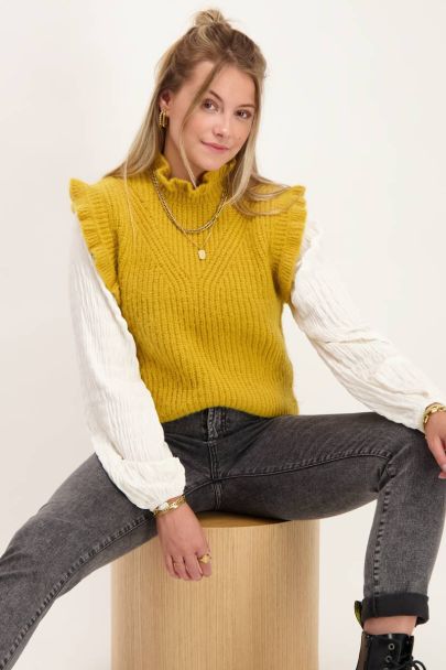 Okergele spencer met ruffles