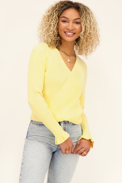 Gele trui met overslag & ruffle