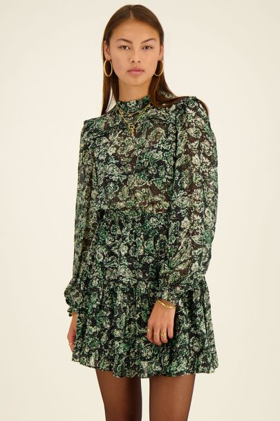 Grünes Kleid mit buntem Muster und Rüschen
