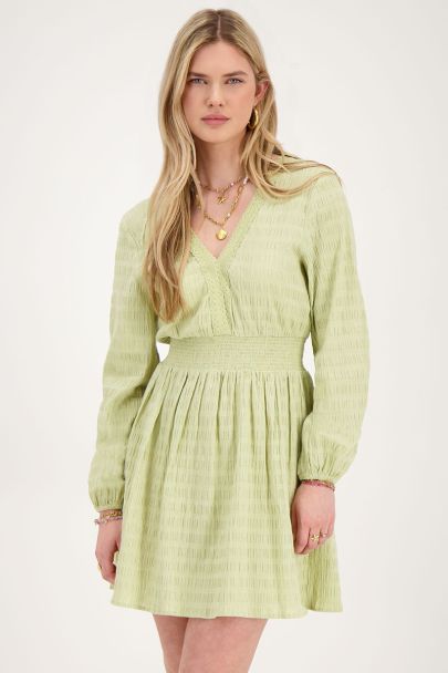 Grünes Kleid mit V-Ausschnitt und Steppung