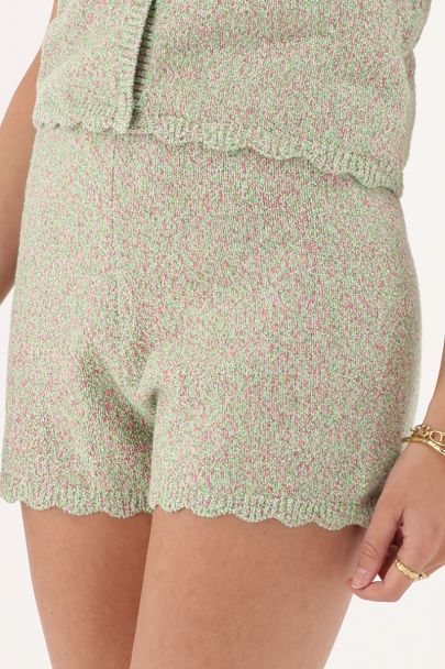 Groene short met geschulpte rand