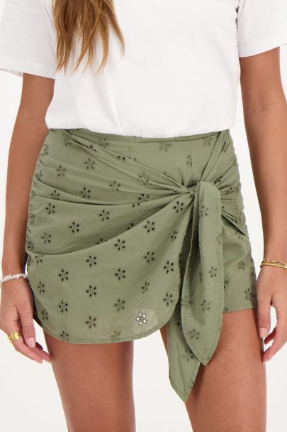 Jupe-short verte avec broderie florale 