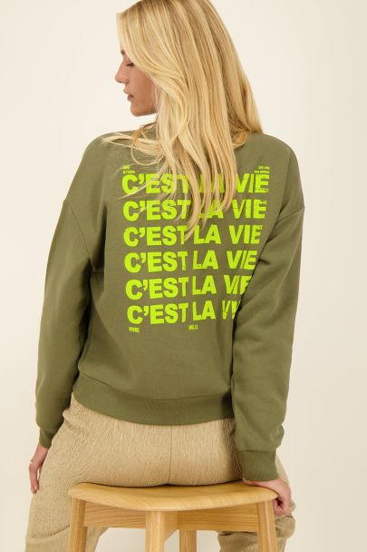 Groene sweater c'est la vie