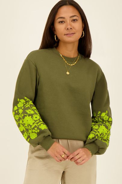 Grüner Pullover mit bestickten Ärmeln