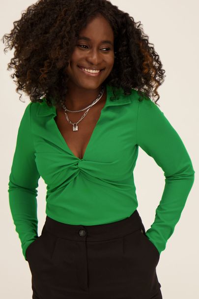 Groene top met kraag & knoop detail
