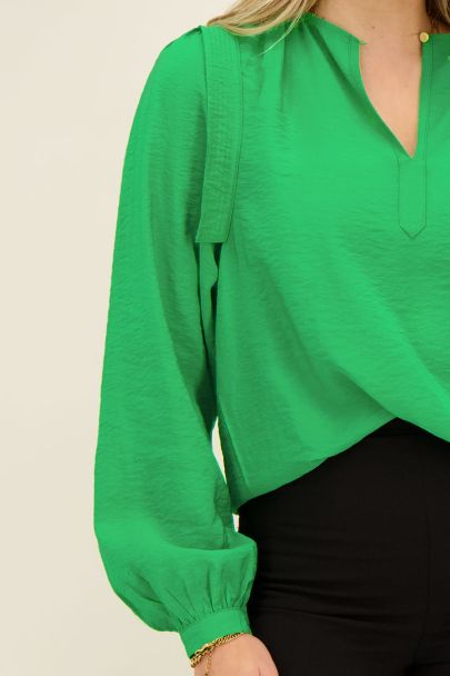 Groene blouse met schouderdetails