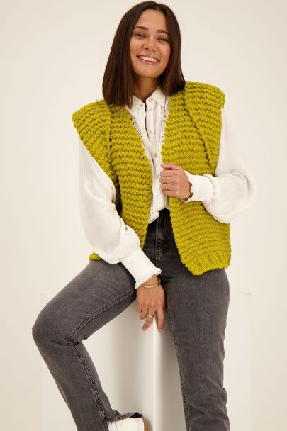 Groen grof gebreid gilet met schoudervulling