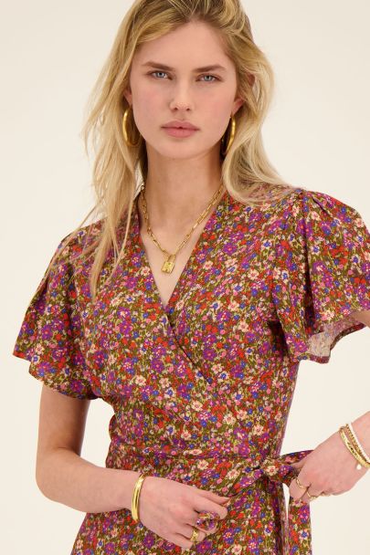 Grünes Midikleid mit mehrfarbigem Blumenprint