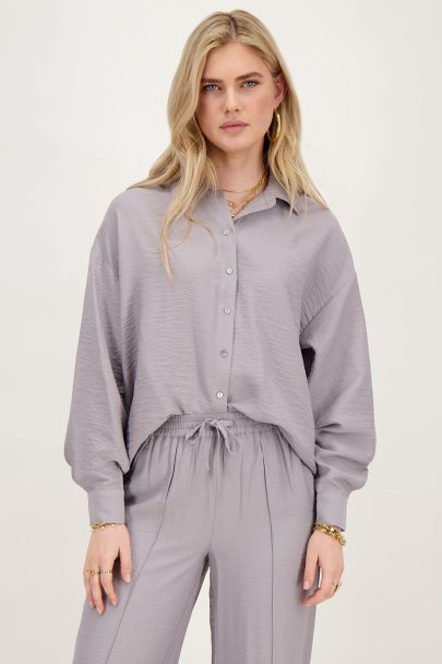 Graue Bluse mit Knöpfen