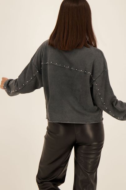 Grijze sweater met doorlopende studs