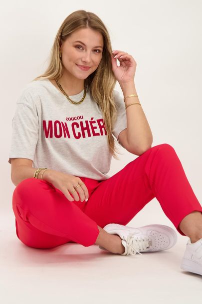 Graues T-Shirt mit rotem Text „Mon chéri“