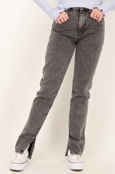Graue Jeans mit Schlitz