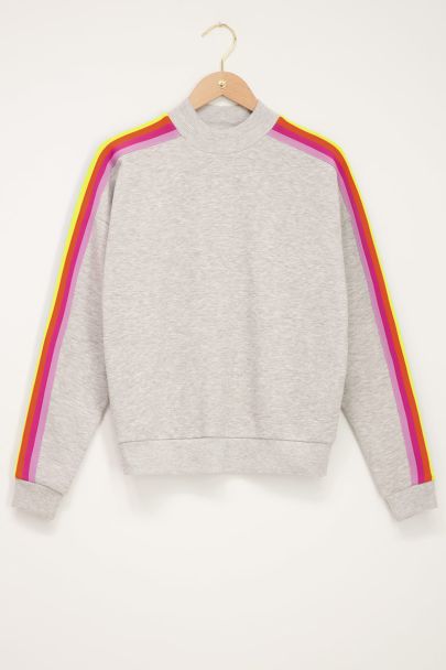 Grijze sweater met regenboog streep