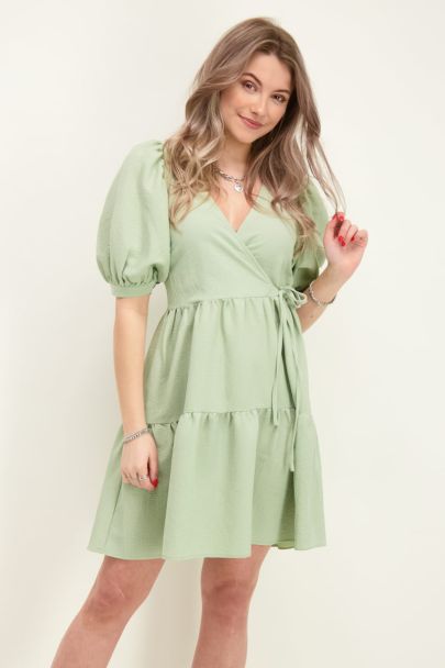 Mintgrünes Kleid mit Lagen und Puffärmeln