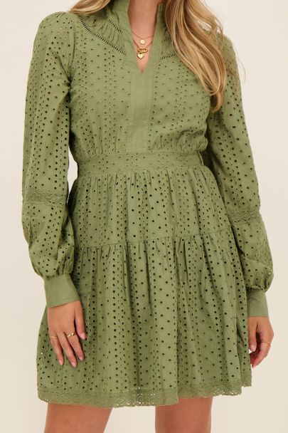 Grünes Häkelkleid mit Rüschenbesatz