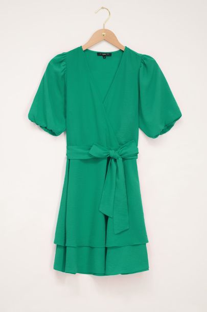 Robe verte à volants superposées et manches bouffantes