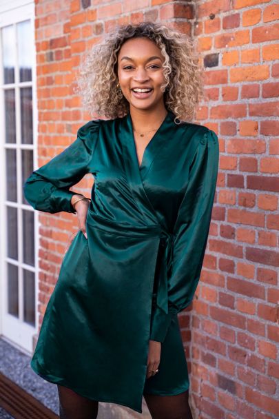 Groene satijnen look wikkeljurk