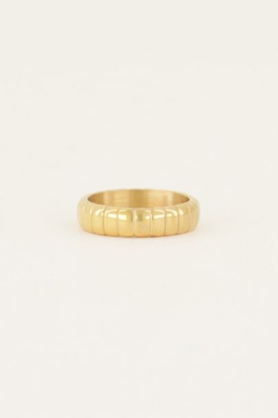 Iconic smalle ring met ribbels
