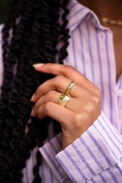 Iconic smalle ring met ribbels