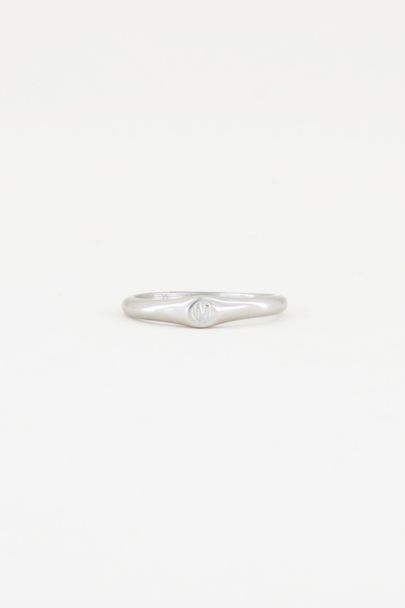 Zilverkleurige initial ring, signet ring