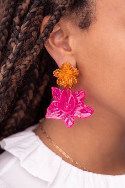 Island oorhangers met oranje en roze bloem