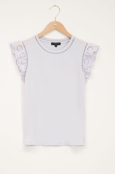 Lichtblauwe top met broderie & volants