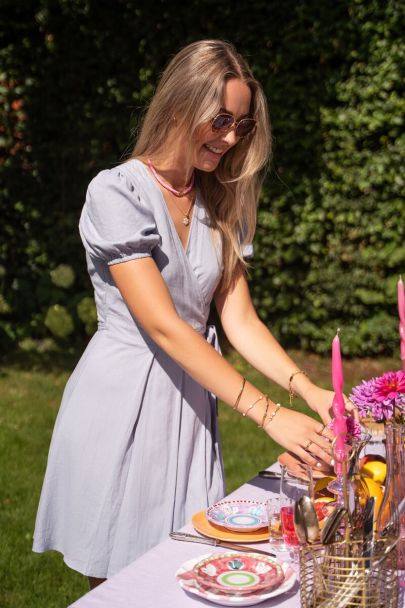 Robe portefeuille bleu ciel avec manches bouffantes