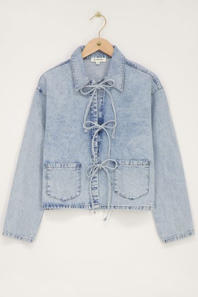 Hellblaue Jeansjacke mit Schleifen
