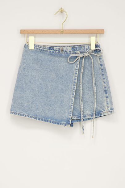 Hellblauer Denim-Hosenrock mit Überlappung und Schleifendetail 