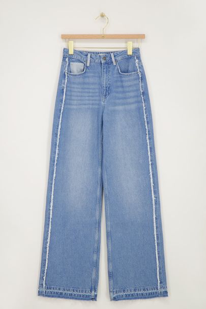 Hellblaue Jeans mit weitem Bein und kontrastfarbigen Taschen