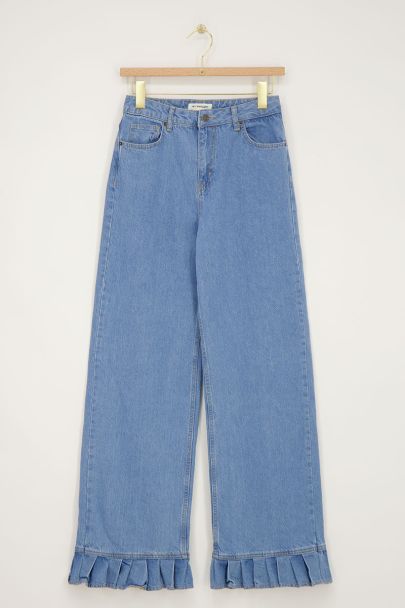 Hellblaue Jeans mit weitem Bein und Rüschen