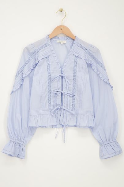 Blouse bleu clair avec nœuds